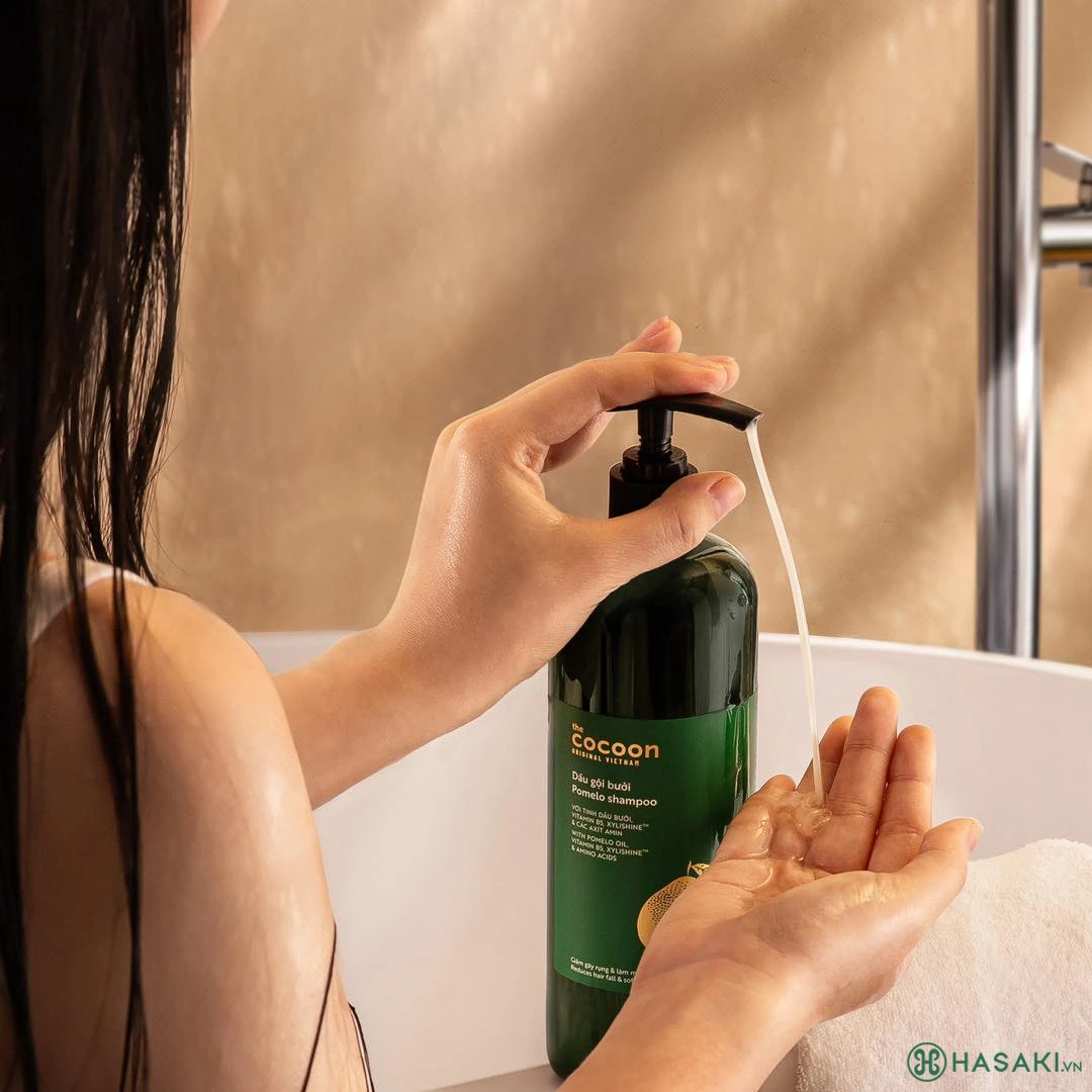 Dầu gội dưỡng ẩm chiết xuất bưởi Cocoon - sản phẩm chăm sóc tóc tự nhiên, giúp phục hồi và nuôi dưỡng tóc mềm mượt