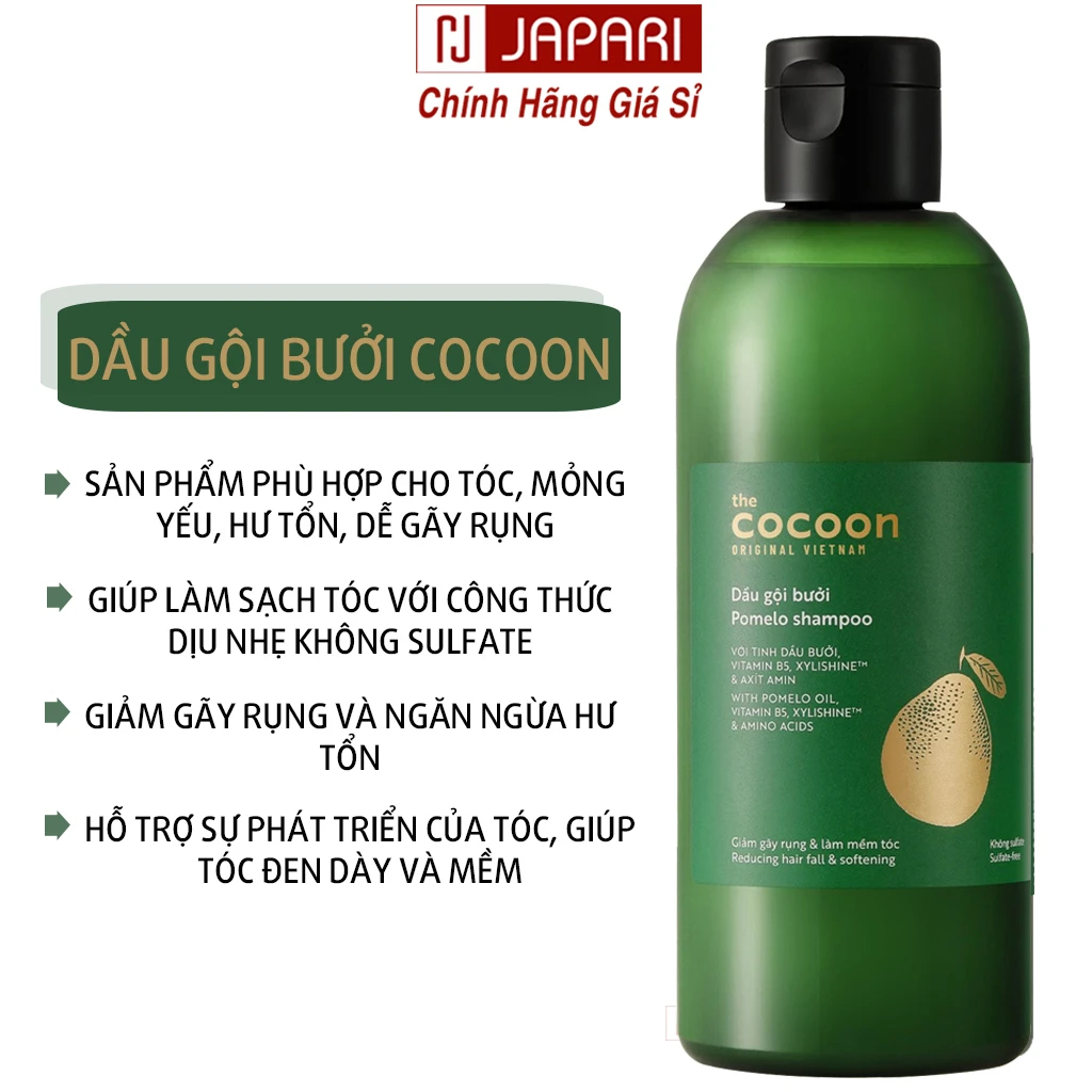 Chai dầu gội bưởi Cocoon màu xanh lá cây, có thiết kế đơn giản với hình ảnh quả bưởi và thông tin sản phẩm trên nhãn, dành cho tóc yếu và dễ rụng.