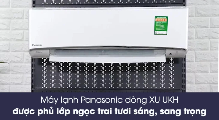 Máy lạnh Panasonic CU/CS-XU12UKH-8 màu trắng, thiết kế tinh tế với bề mặt phủ ngọc trai, lắp đặt trên tường gạch trắng