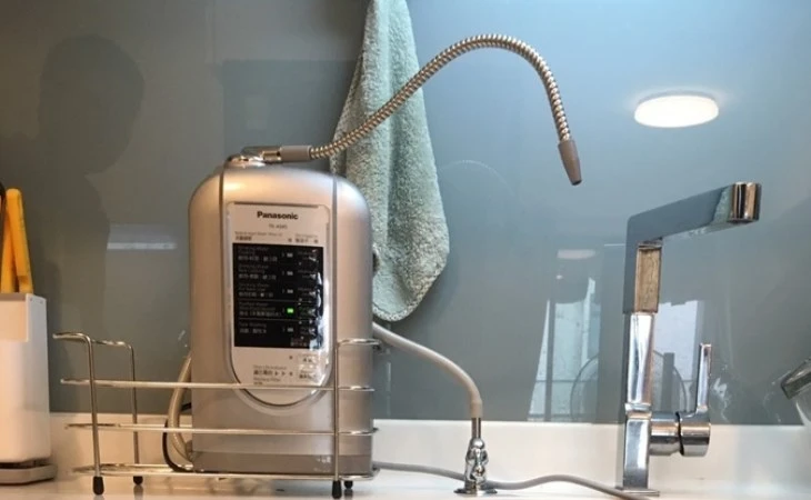 Máy lọc nước Panasonic TH-50HX700V với vòi uốn linh hoạt và màn hình điều khiển điện tử, đặt trên bồn rửa trong không gian nhà bếp hiện đại