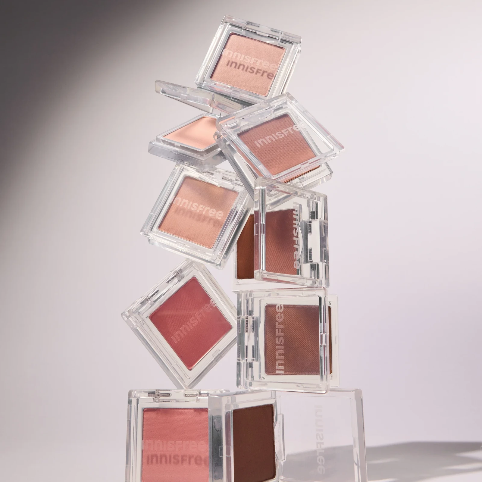 Phấn mắt Innisfree Vivid Cotton Ink với nhiều màu sắc đa dạng, đóng gói trong hộp nhựa trong suốt, được xếp chồng lên nhau tạo hình tháp.