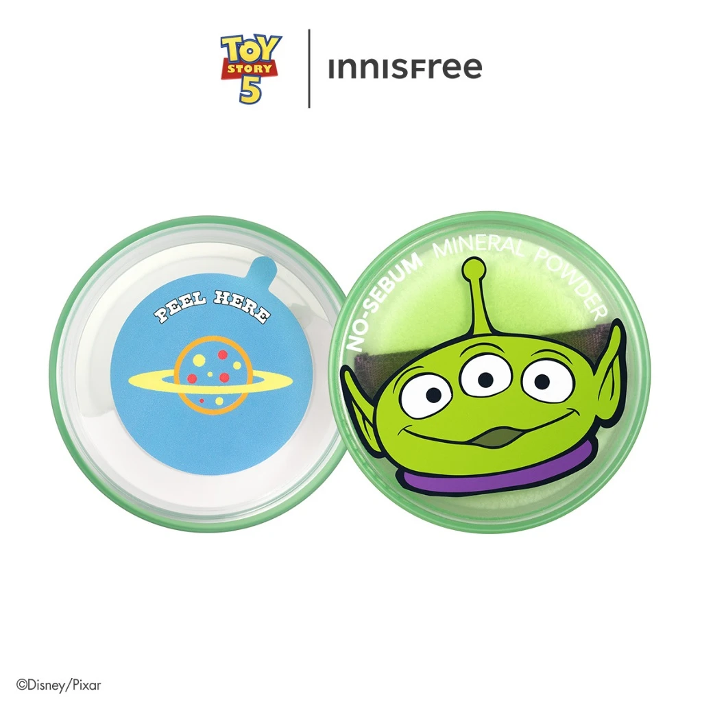 Phấn phủ kiềm dầu Innisfree No Sebum Mineral Powder phiên bản Toy Story 5, có hình nhân vật alien xanh trên nắp và họa tiết hành tinh bên trong