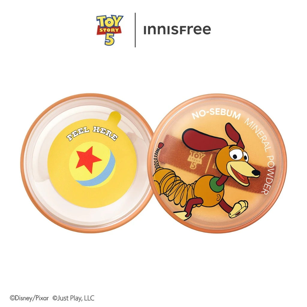 Phấn phủ kiềm dầu Innisfree No Sebum Mineral Powder phiên bản giới hạn Toy Story 5 với hình ảnh nhân vật Slinky Dog
