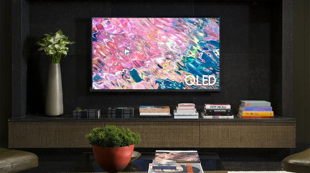 TV Samsung QLED treo tường trong phòng khách sang trọng, hiển thị hình ảnh trừu tượng đầy màu sắc