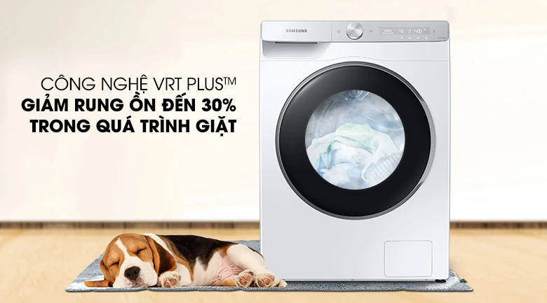 Máy giặt Samsung WW90T554DAN/SV màu trắng, có cửa trước, đang hoạt động với quần áo bên trong, cạnh đó là một chú chó beagle đang ngủ trên thảm, thể hiện sự yên tĩnh khi vận hành.