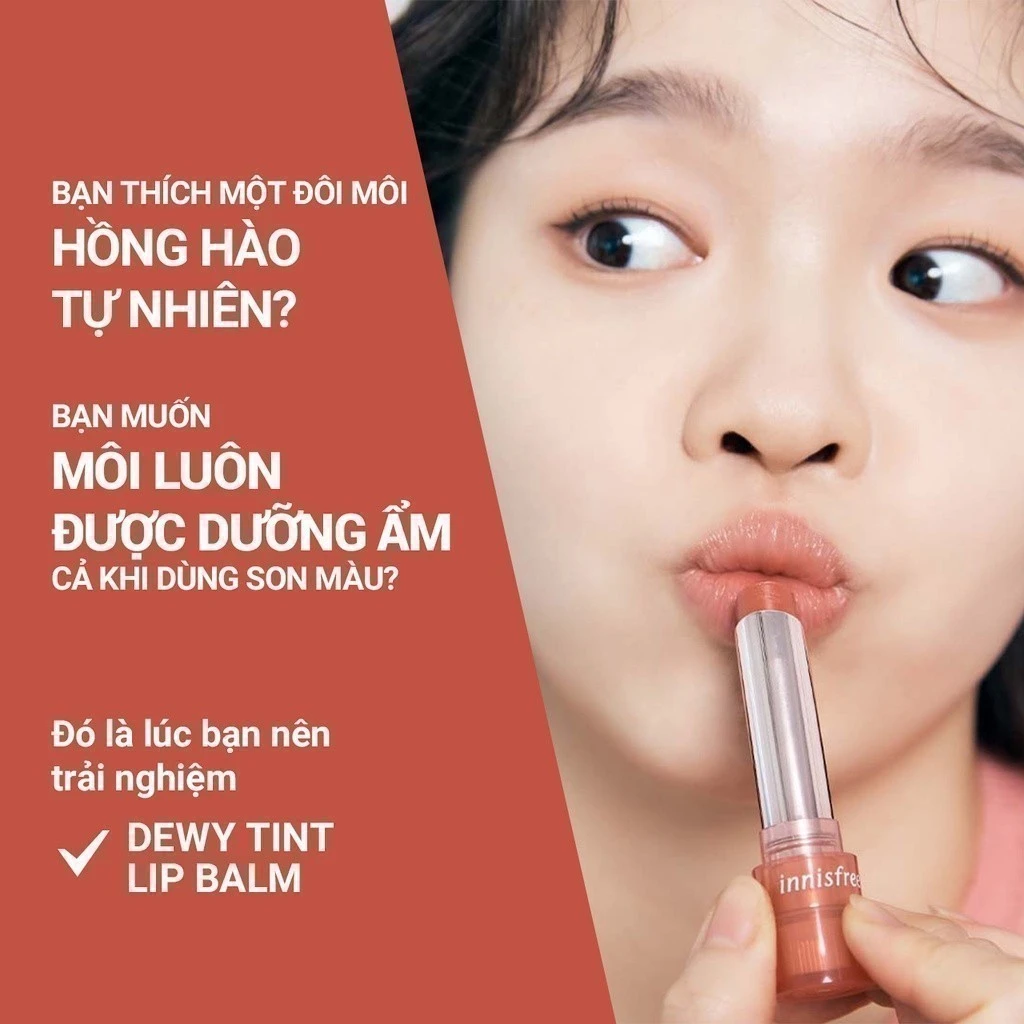 Cô gái đang thoa son dưỡng có màu Innisfree Dewy Tint Lip Balm, sản phẩm giúp môi hồng hào và mềm mịn