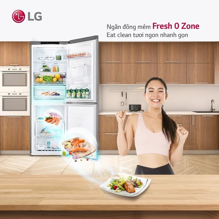 Tủ lạnh LG Inverter 475L GR-B207JDSK mở cửa, hiển thị ngăn đông mềm Fresh 0 Zone với thực phẩm tươi ngon bên trong, cùng người phụ nữ đang thưởng thức món ăn chế biến từ tủ lạnh.
